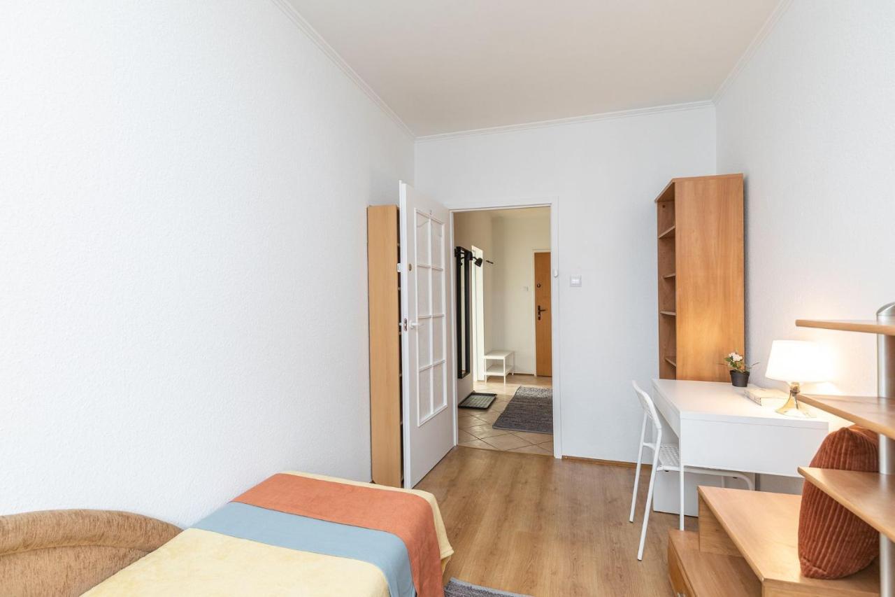 Room, Pirenejska 20 Cozy Apartament *